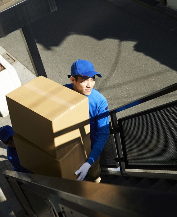 荷物を運びこむスタッフ